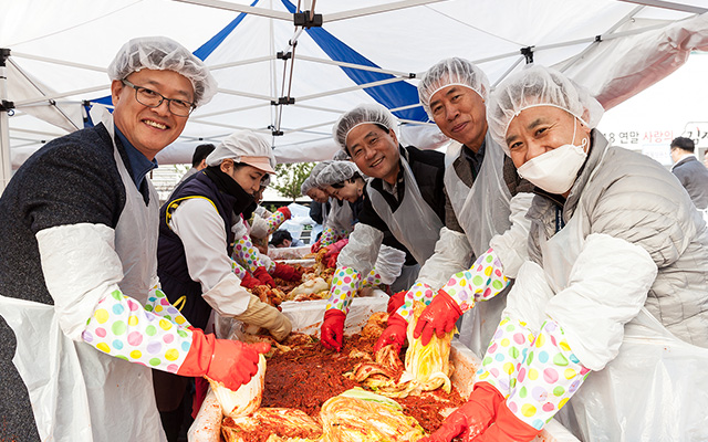 Year-end kimchi sharing event